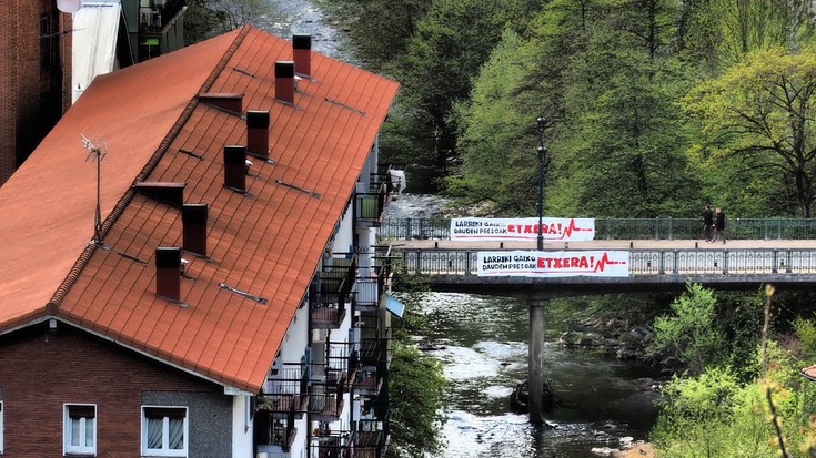 Bergarako zubiak aldarrikapenerako gune, larriki gaixo dauden presoen etxeratzea eskatzeko