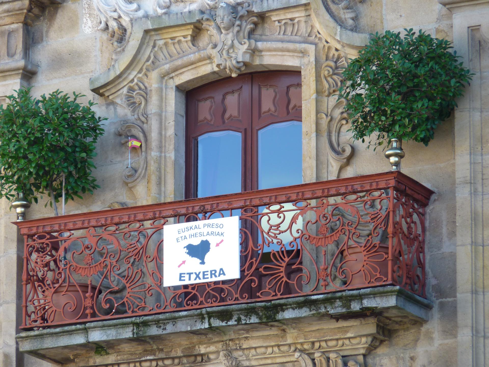 Espainiako bandera txiki-txikia jarri dute Oñatiko udaletxeko fatxadan