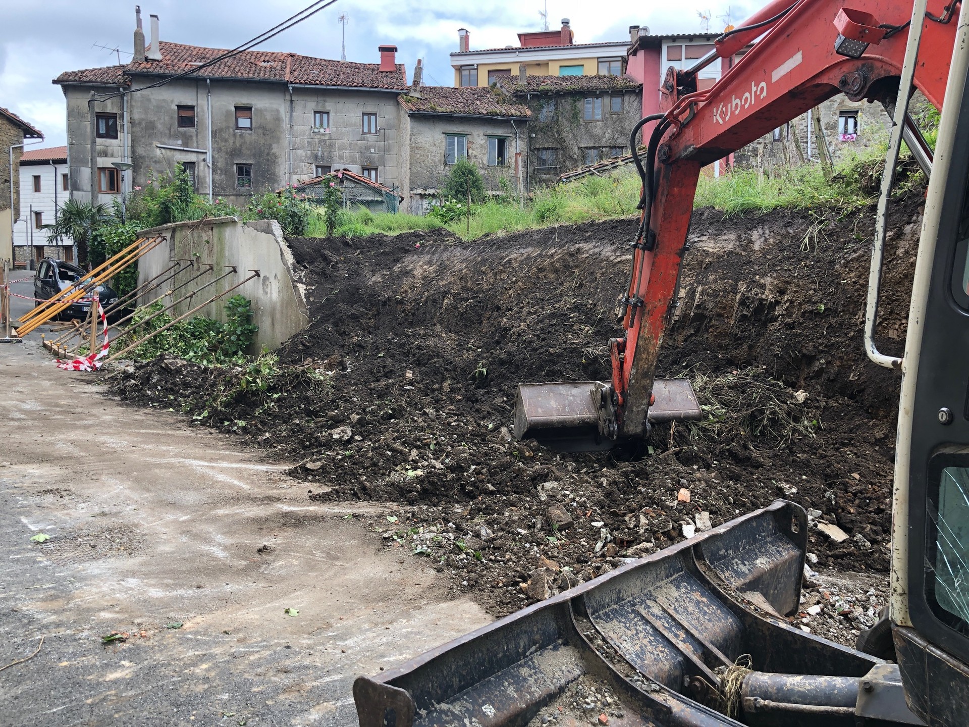 Asteburuko euriteek eragindako kalteak, konpontze bidean