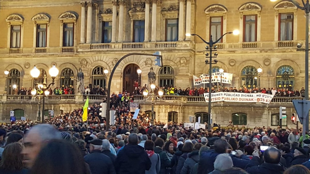 Gaur ere pentsionisten ondoan egon gara. Urtebete etorkizuna ereiten #PentsioDuinak