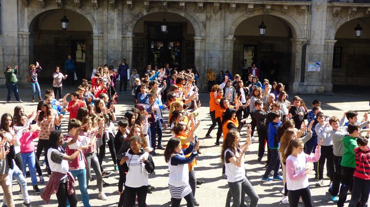 Hezkuntzaren aldeko flashmob-a egin dute Arrasaten