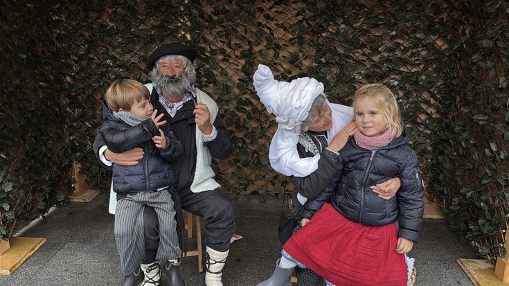 Olentzero eta Mari Domingiri harrera egin diote aretxabaletarrek