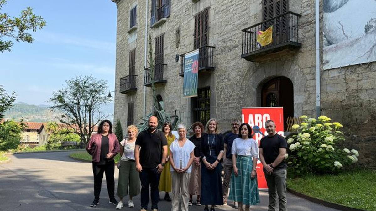 Legebiltzarkideek Laboratorium Museoa bisitatu dute