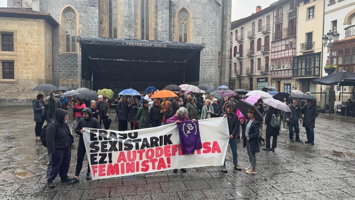 Iruñeko erailketa matxista salatzeko elkarretaratzea egin dute Arrasaten