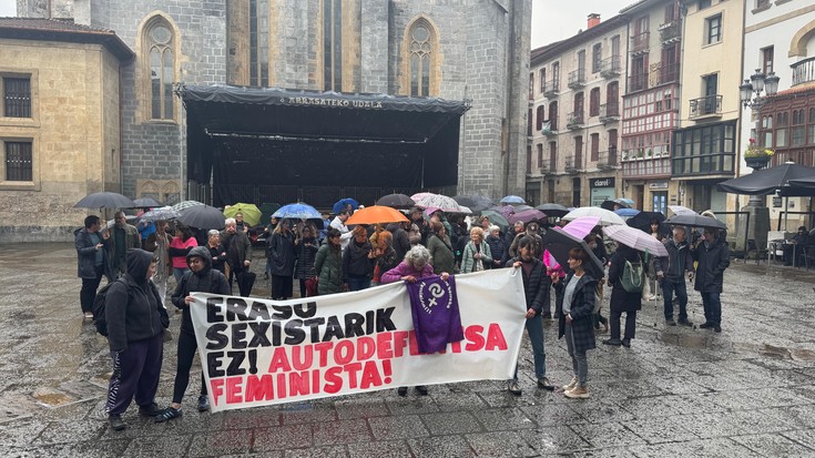 Iruñeko erailketa matxista salatzeko elkarretaratzea egin dute Arrasaten