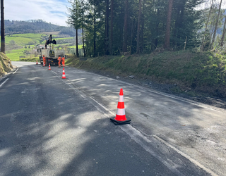 Asfalto beroarekin estali ditu Diputazioak Bergararako errepidean zeuden zuloak