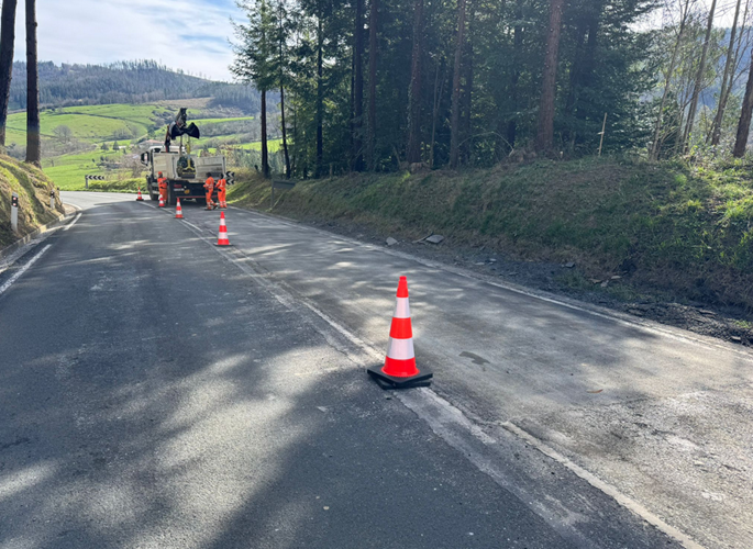 Asfalto beroarekin estali ditu Diputazioak Bergararako errepidean zeuden zuloak