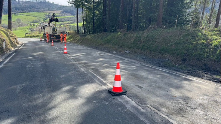 Asfalto beroarekin estali ditu Diputazioak Bergararako errepidean zeuden zuloak