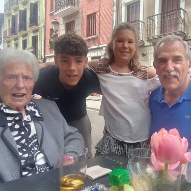 Inaxi (Ines), Iñaki ta Naia