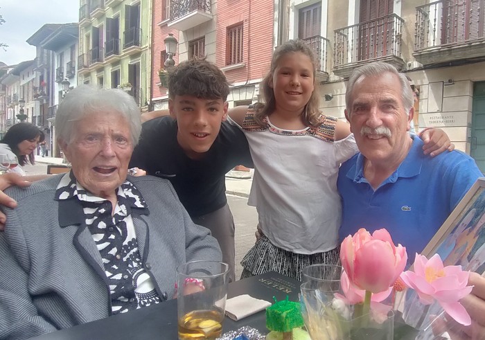 Inaxi (Ines), Iñaki ta Naia