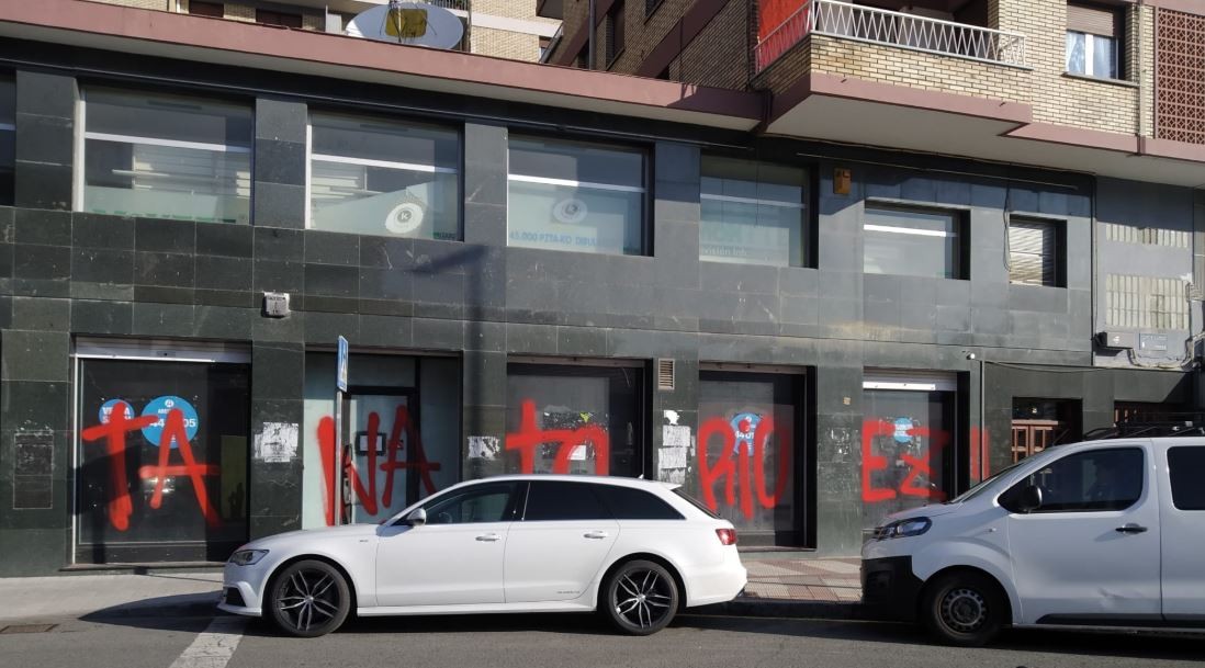 Beilatokia izango den lokalean egindako pintaketak gaitzetsi ditu San Felipek