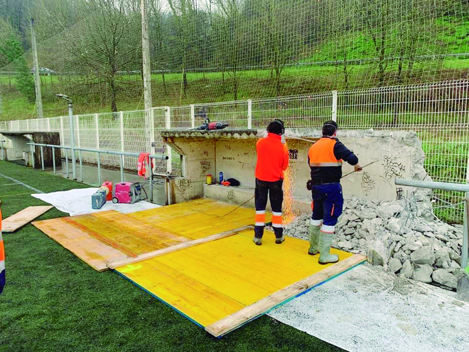 Harrizko aulkiak aldatzen dabiltza Ipintza futbol zelaian