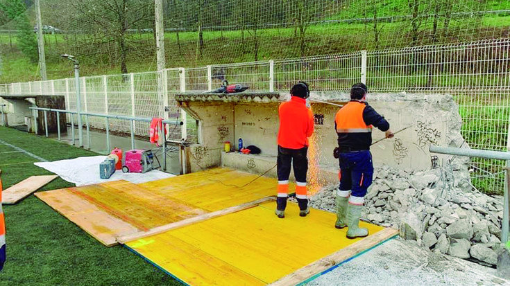 Harrizko aulkiak aldatzen dabiltza Ipintza futbol zelaian