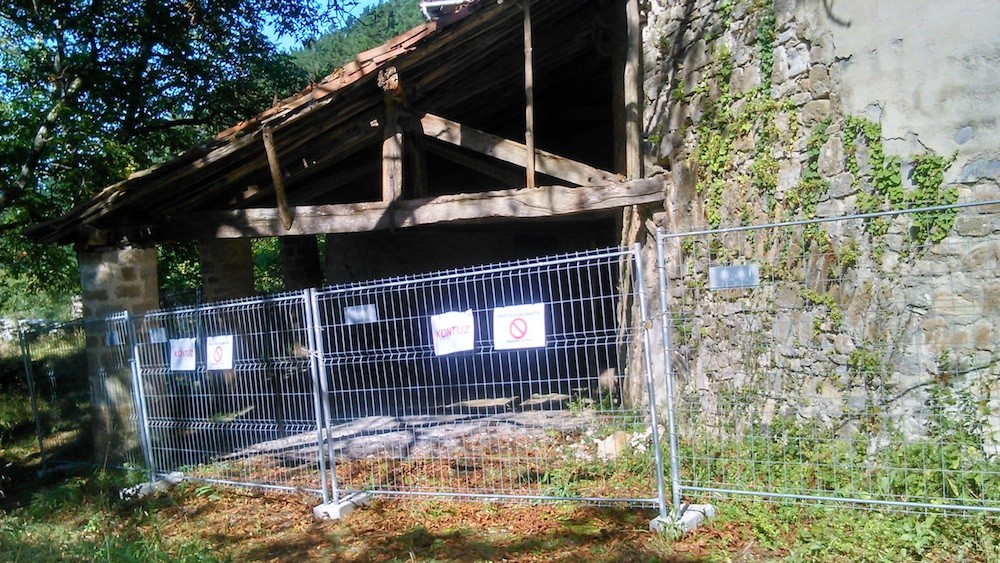 Uzarraga auzoko eraikinak itxi egin dituzte, hesi metalikoz inguratuta
