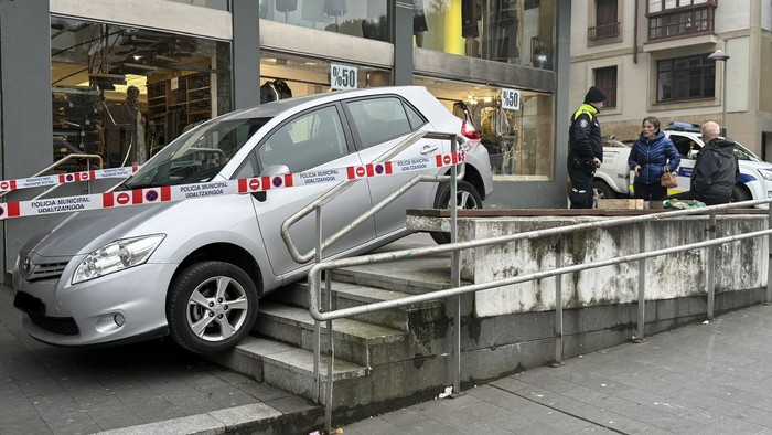 Zauriturik gabeko istripu ikusgarria Arrasateko Biteri plazaren alboan