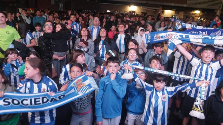 Zoramen txuri-urdina Aretxabaletako pantaila erraldoian