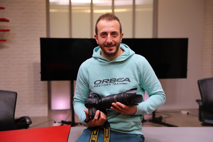 Aritz Gordo dator bihar Oñatira, argazki erakusketa aurkeztera