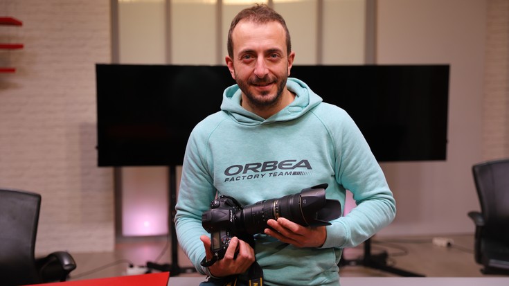 Aritz Gordo dator bihar Oñatira, argazki erakusketa aurkeztera