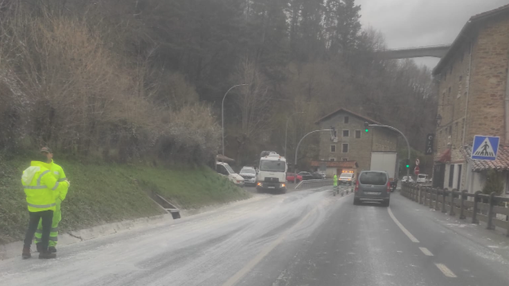 Bergara eta Elorregi artean kamioi bati karga erori zaio