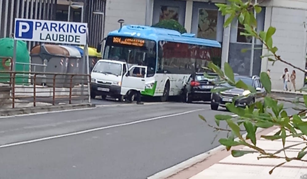 Auto batek geralekuan zegoen autobusa jo du Nafarroa Hiribidean