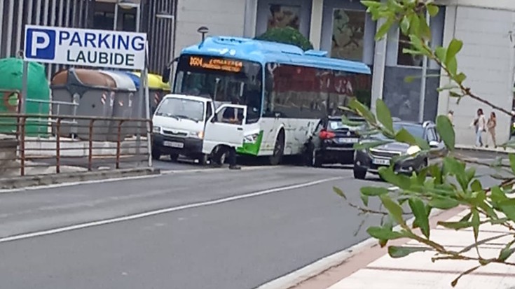 Auto batek geralekuan zegoen autobusa jo du Nafarroa Hiribidean