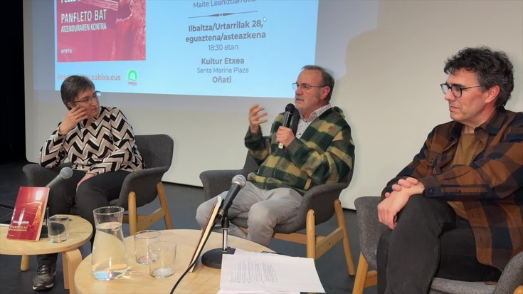 Pello Salaburuk 'Panfleto bat atzenduraren kontra' liburua aurkeztu du Oñatin