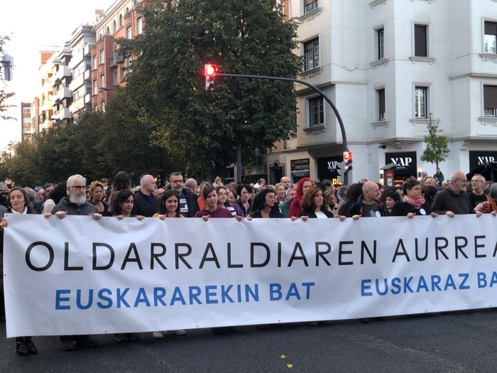 Milaka eta milaka lagunek egin dute bat Bilbon euskararen aurkako oldarraldia salatzeko