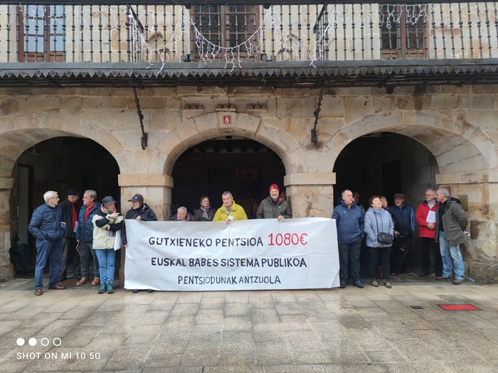 Protesten bosgarren urteurrenean ere Antzuolako pentsiodunek elkarretaratzea egin dute