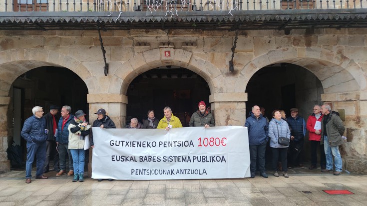 Protesten bosgarren urteurrenean ere Antzuolako pentsiodunek elkarretaratzea egin dute