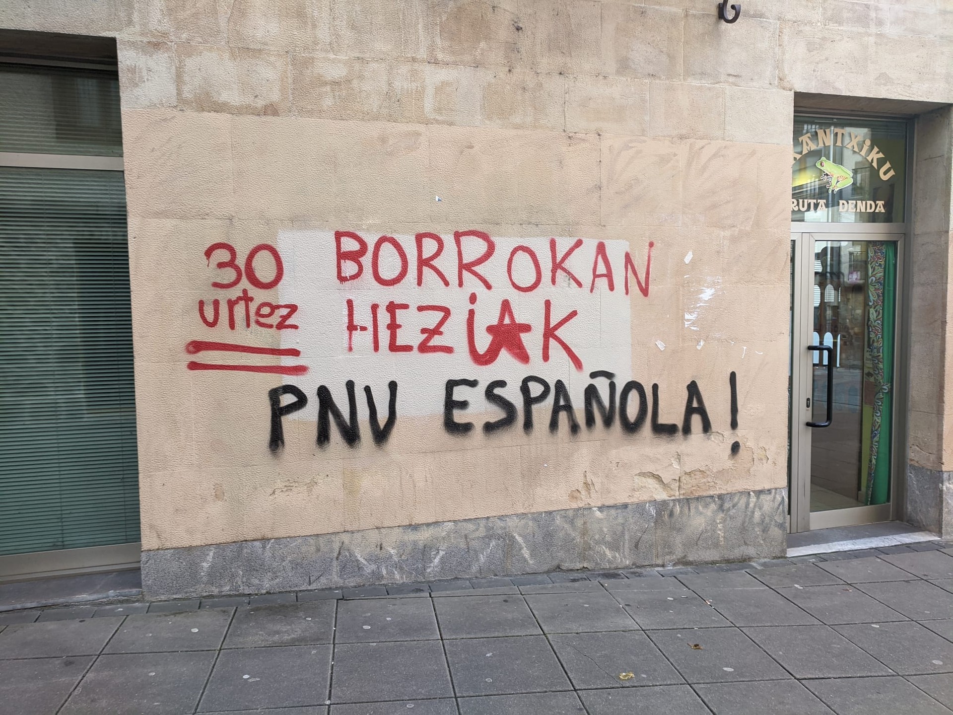 Pintadak salatu ditu EAJk