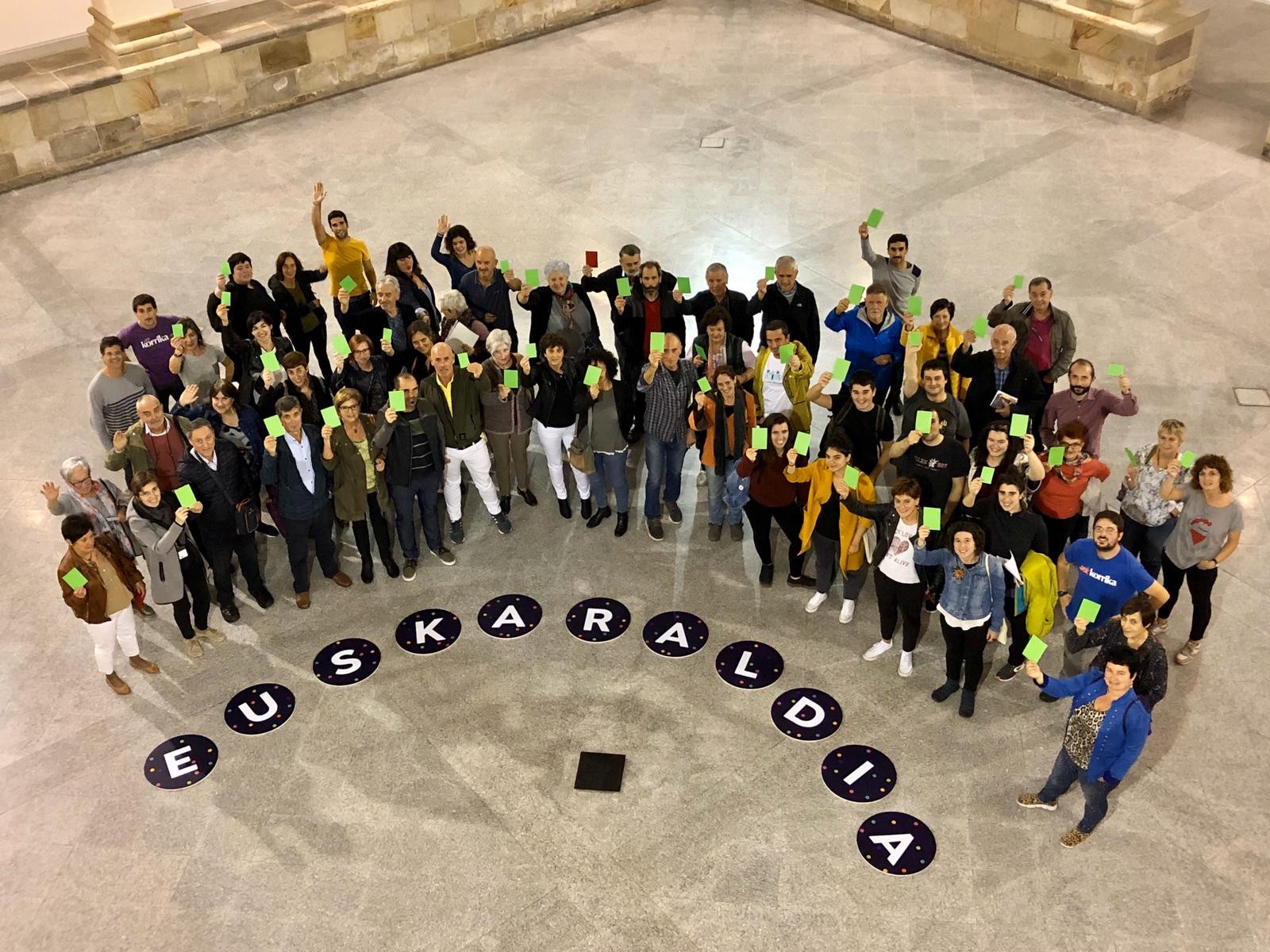 Txartel berdea altxata, baiezkoa eman dio Arrasatek 2020ko Euskaraldiari