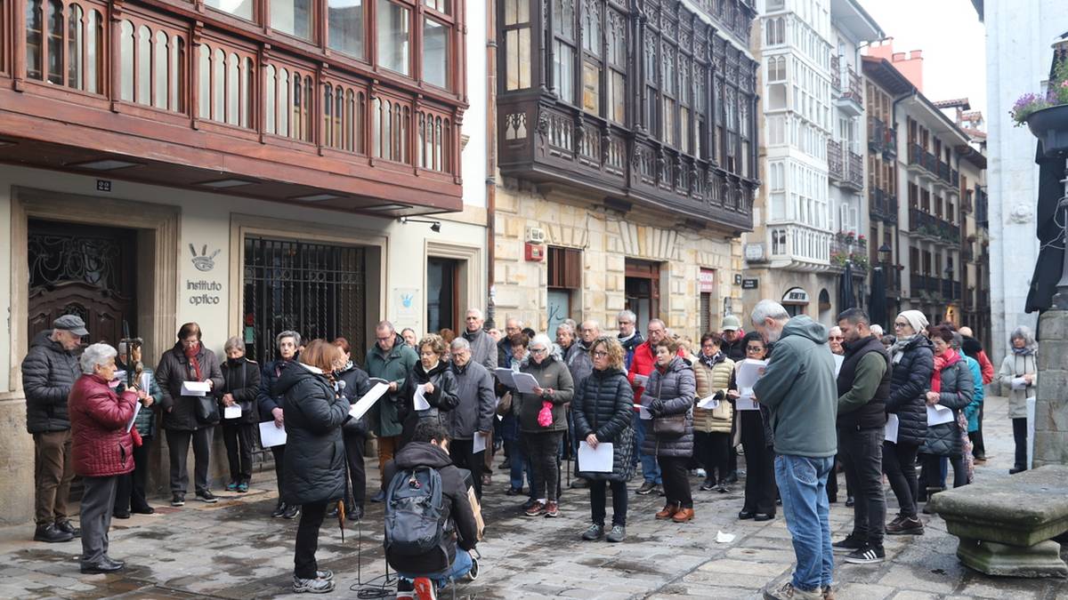 Gurutze-bidea egin dute fededunek, Egubakoitz Santuan