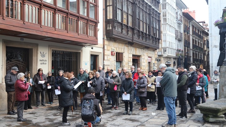 Gurutze-bidea egin dute fededunek, Egubakoitz Santuan