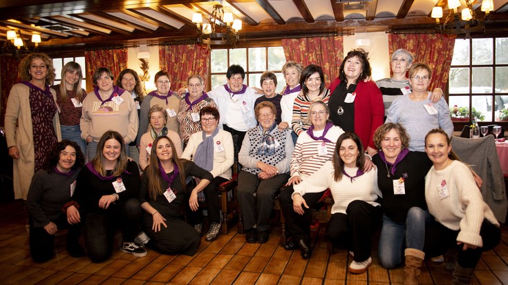 Sorginak Emakume Elkartekoen bazkaria, zapatuan, eskapulario eta guzti