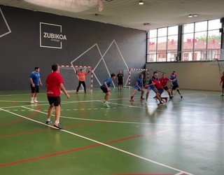 Aloña Mendiko eskubaloiaren iragana eta oraina, bat eginda