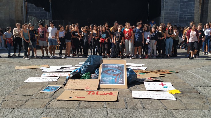 Klima larrialdia salatzeko manifestazioa egin dute Arrasaten