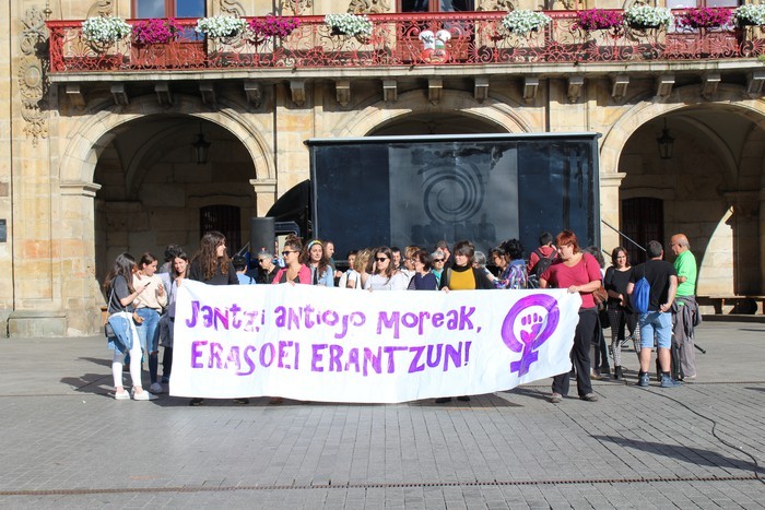 Elkarretaratzea deitu du iluntzerako Oñatiko Sare Feministak