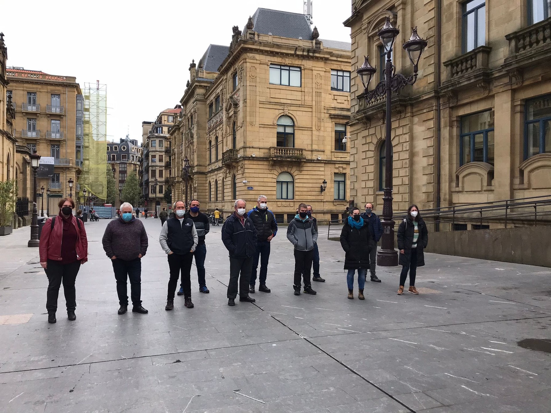 Otsoaren populazioaren kontrolaren aldeko mozioak aurkeztu dituzte Gipuzkoako udalerri guztietan