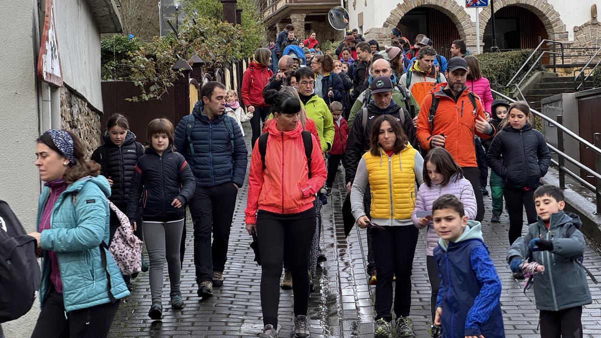 Aterkiak hartuta eta ondo jantzita egin dute eskolarteko mendi ibilaldia Antzuolan