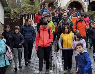Aterkiak hartuta eta ondo jantzita egin dute eskolarteko mendi ibilaldia Antzuolan