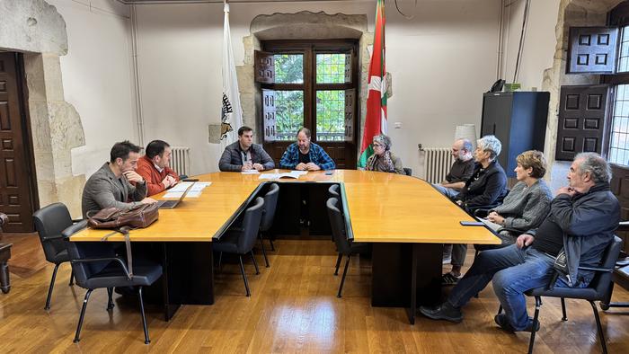 Azaroaren 25aren inguruko bi adierazpen onartu ditu Aramaioko udalbatzak