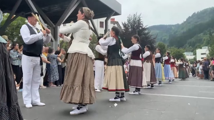 Kaleak lepo bete dira Errementari dantza jarraitzeko