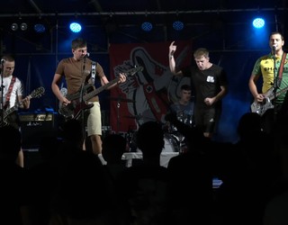 Lepue Zapaldu taldearen punk doinuek Gatzagako plaza astindu dute