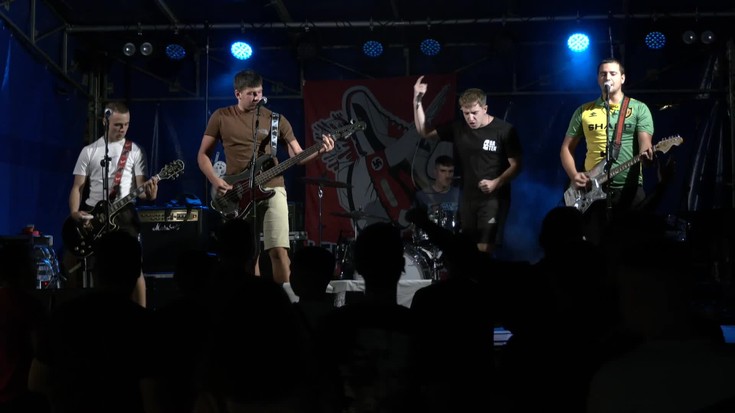 Lepue Zapaldu taldearen punk doinuek Gatzagako plaza astindu dute