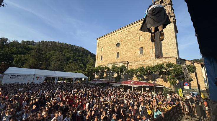 Pentekosteak denonak direla aldarrikatu dute hasiera-ekitaldian bai Bitorianatxok bai Lokatzak