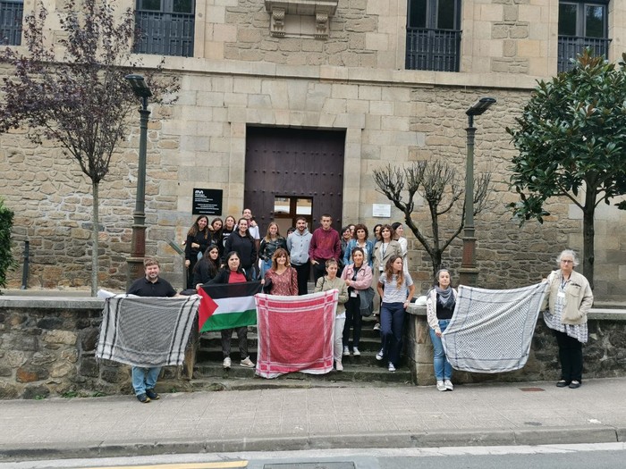 Eskoriatzako campusean Palestinaren aldeko elkarretaratzeak egin dituzte