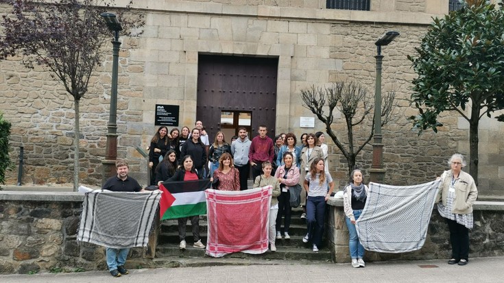 Eskoriatzako campusean Palestinaren aldeko elkarretaratzeak egin dituzte