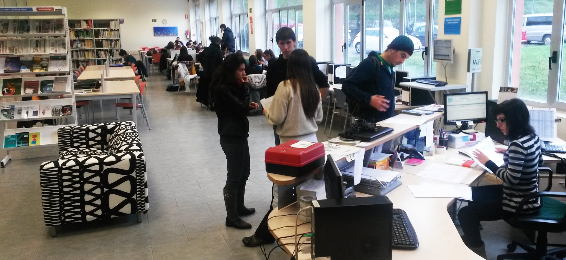 Bibliotekaria eta matematika irakaslea kontratatu nahi ditu Humanitate eta Hezkuntza Zientzien Fakultateak