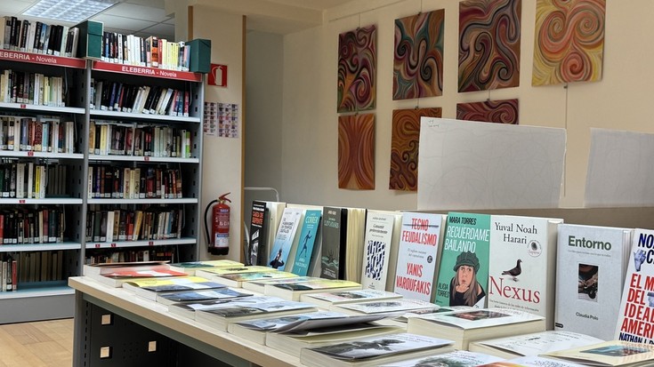 Estefania Izagirre eskoriatzarraren lanak bibliotekan