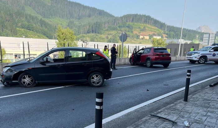 Bi autok istripua izan dute Oñatira bidean eta itxi egin dute errepidea
